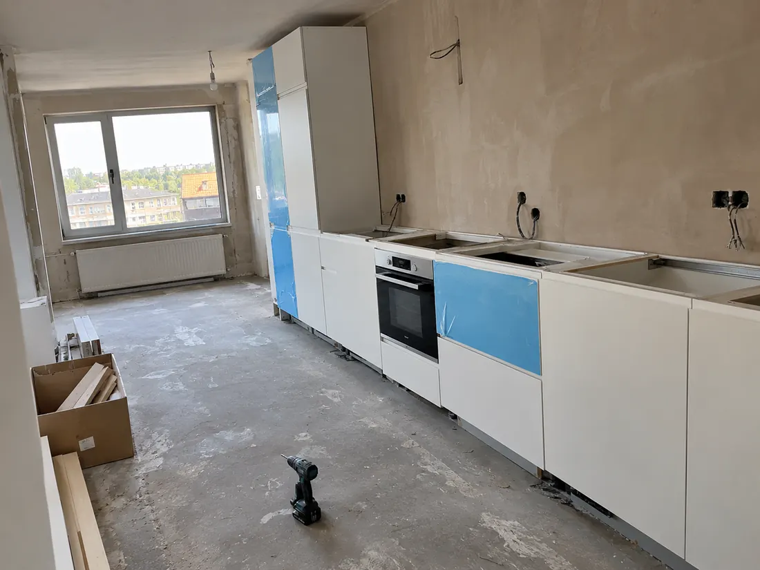 Werffoto appartement: nieuwe keukenkasten en oven geplaatst, werkblad nog niet gemonteerd
