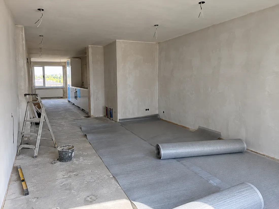 Werffoto appartement: akoestische ondervloer wordt gelegd, muren gepleisterd, spots voorbereid