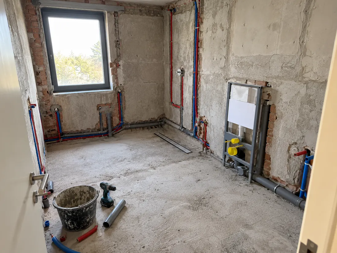 Werffoto badkamer: nieuwe water- en afvoerleidingen, douchegoot en inbouwreservoir geplaatst