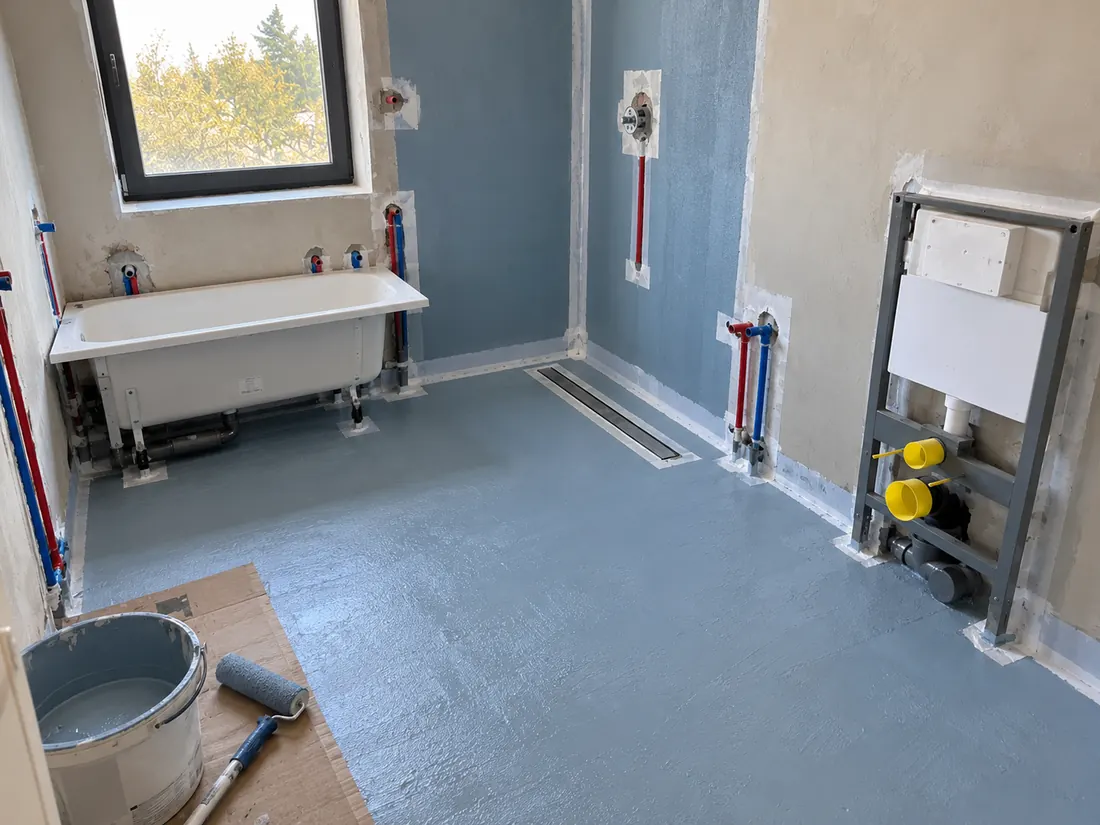 Werffoto badkamer: waterdichting op vloer en douchewanden, bad geplaatst
