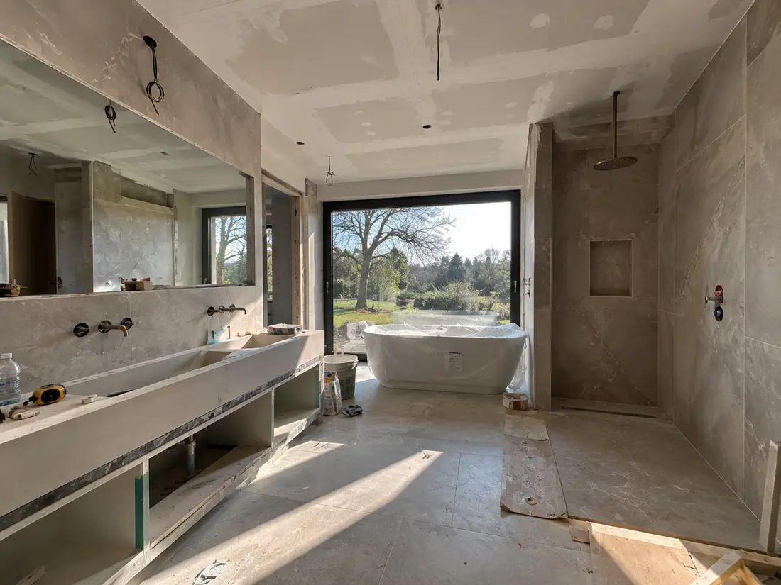 Werffoto badkamer: tegelwerk klaar, vrijstaand bad geplaatst