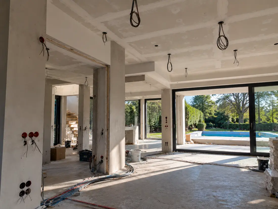 Werffoto leefruimte: bekabeling en gyprocplafond