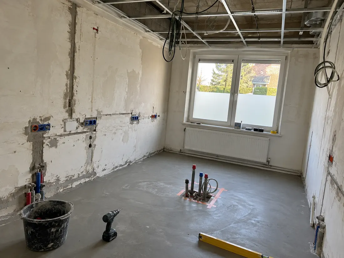 Werffoto tandartspraktijk: nieuwe aansluitingen in de vloer voor de tandartsstoel, stopcontacten en leidingen in de muur